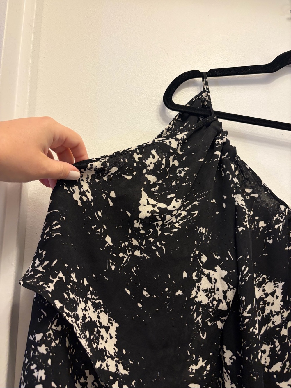 Parker Cocktail Dress Womens XS Black Cream Cold Shoulder Flutter Sleeve Mini - Picture 4 of 11